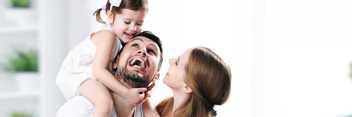 Foto einer glücklichen Familie bestehend aus Vater, Mutter und Tochter