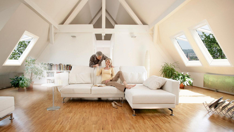 Ein Paar genießt seine helle und moderne Dachwohnung